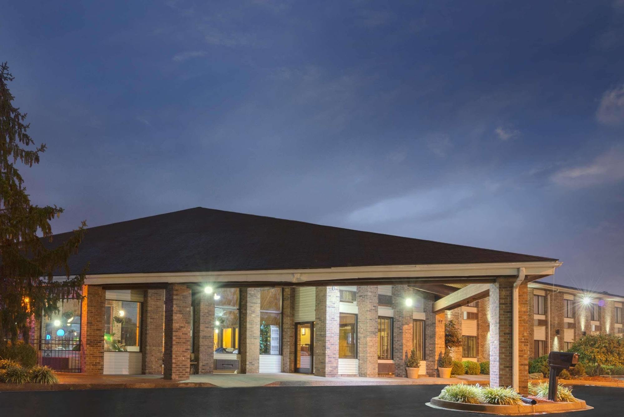 Baymont By Wyndham Louisville South I 65 Brooks Exterior foto