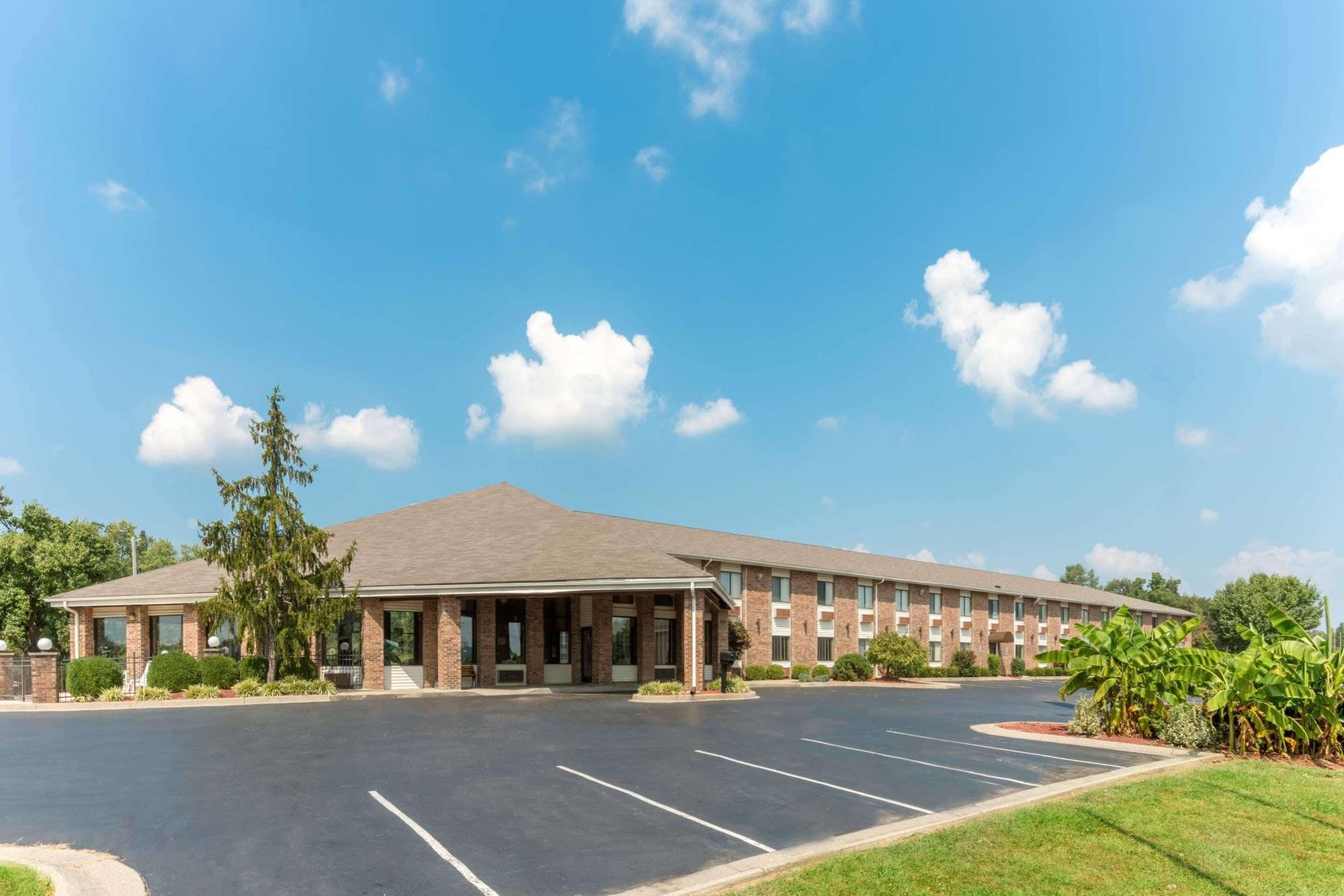 Baymont By Wyndham Louisville South I 65 Brooks Exterior foto